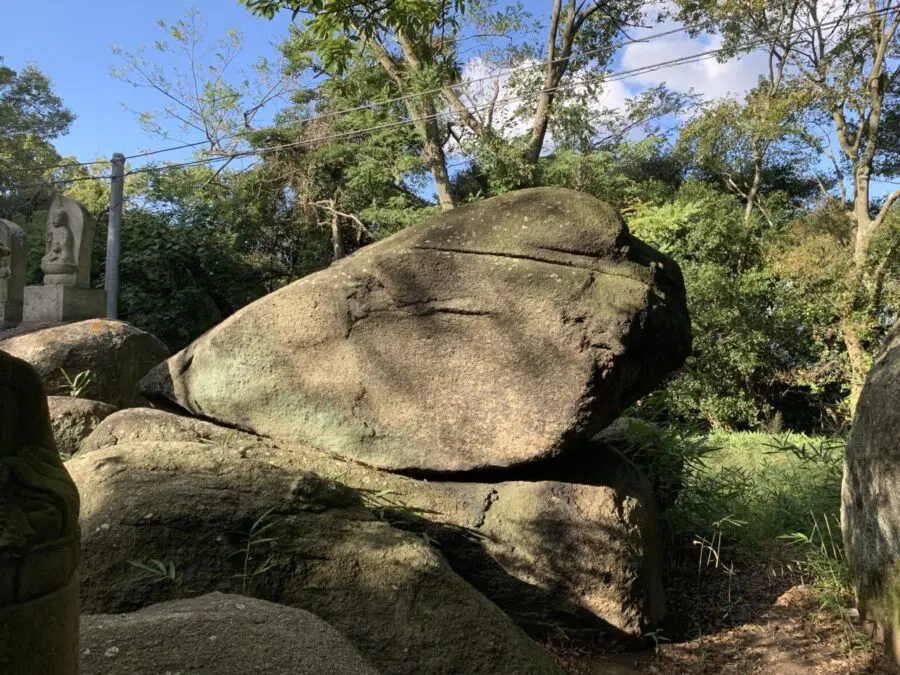 重さ 10 トンの巨石を指一本で揺さぶるッ！？香川県綾歌郡宇多津町の『ゆるぎ岩』訪問！