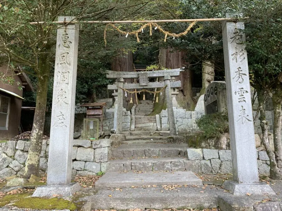 想像を超えた高さの巨大な兄弟杉と共生する小さな神社が凄いッ！香川県木田郡三木町の『熊野神社の二本杉』訪問ッ！