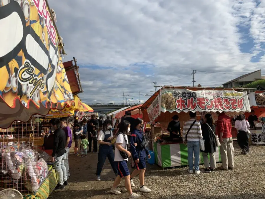 赤や黄のテントを張った露店が河原を埋め尽くす！香川県高松市の『春日の川市』！