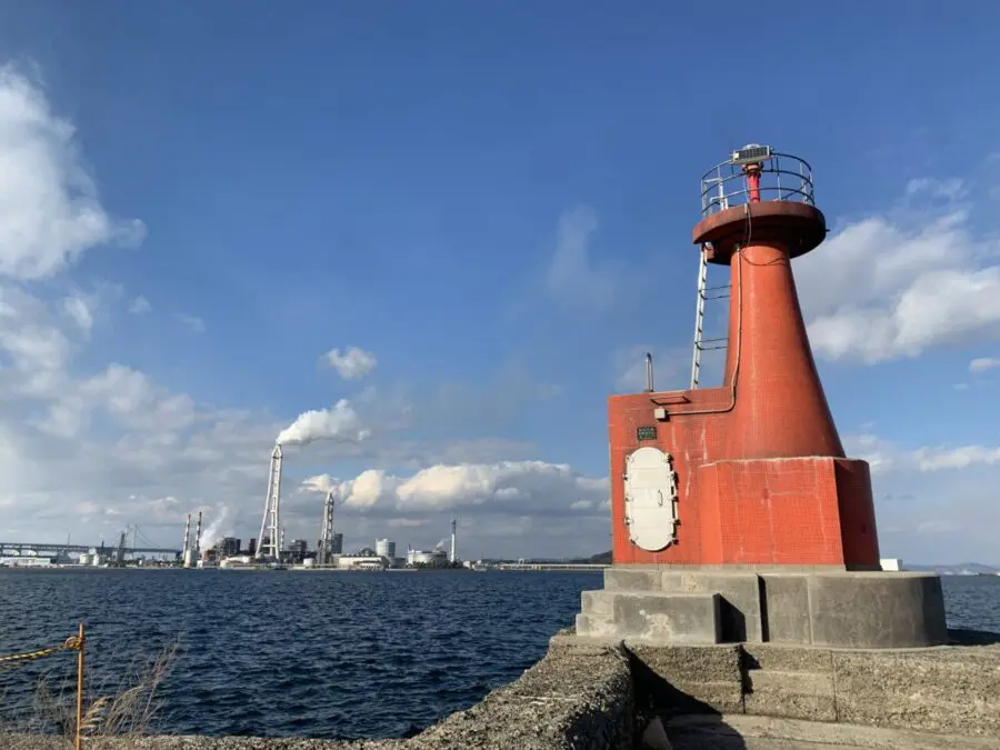 Google マップにも載っていない小さな灯台で癒される。香川県坂出市の『坂出港赤灯台』を訪問ッ！