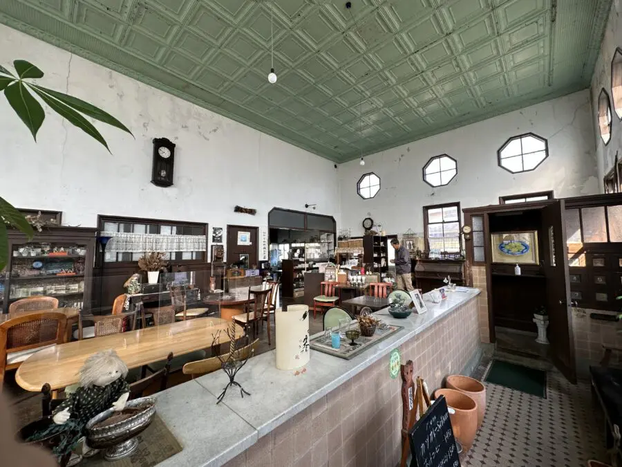 旧引田郵便局の建物をそのまま利用したレトロでエモいカフェ『ヌーベルポスト』訪問ッ！