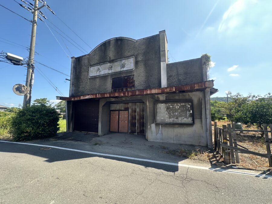 香川県坂出市林田町にあるレトロな廃墟の映画館「大衆館」を訪問ッ！