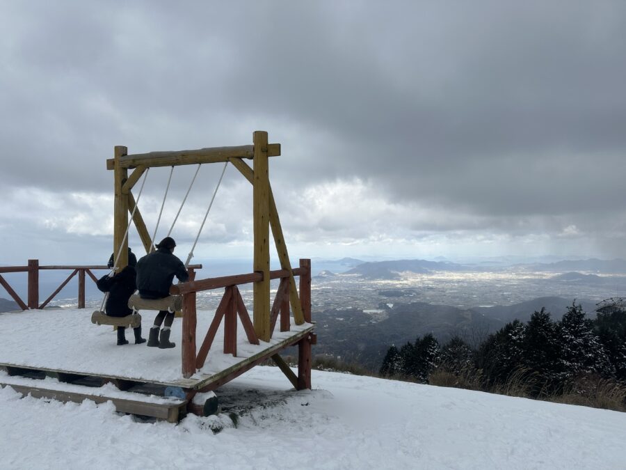 雪景色の中で楽しむ「天空のブランコ」！雲辺寺山頂公園の冬の魅力