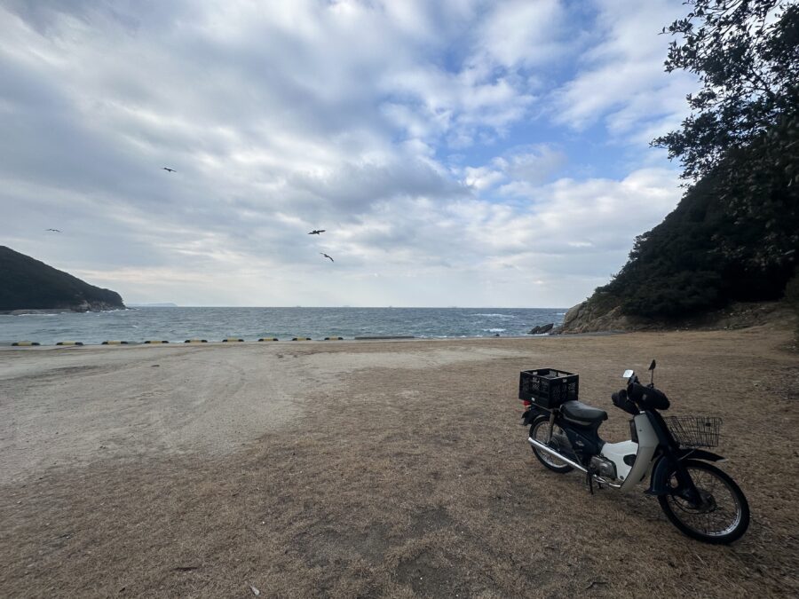 海岸線の駐車場の片隅にバイクを駐車