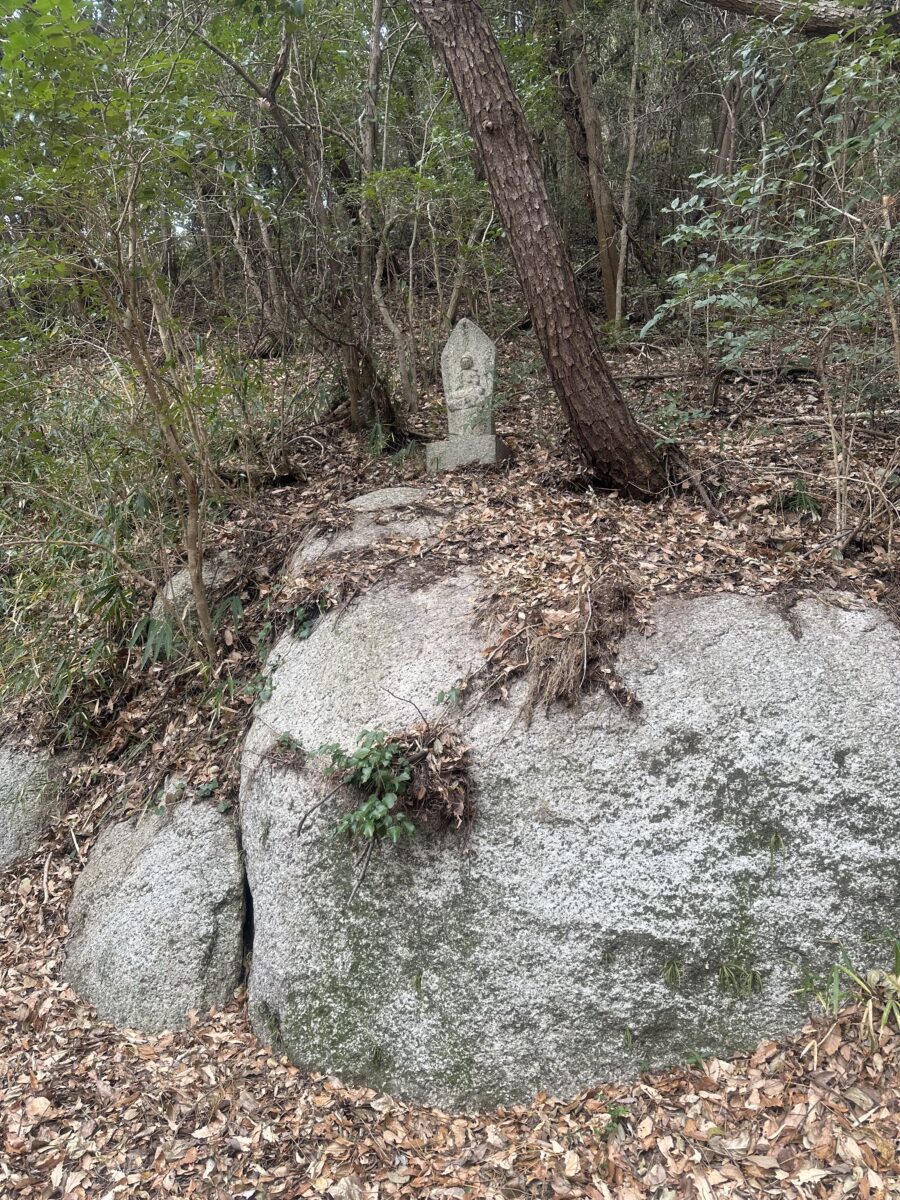 しばらく歩くと石仏がありました。