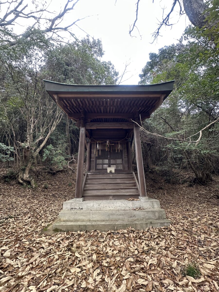 小さな祠がありました。