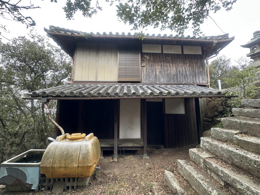 社務所のような建物