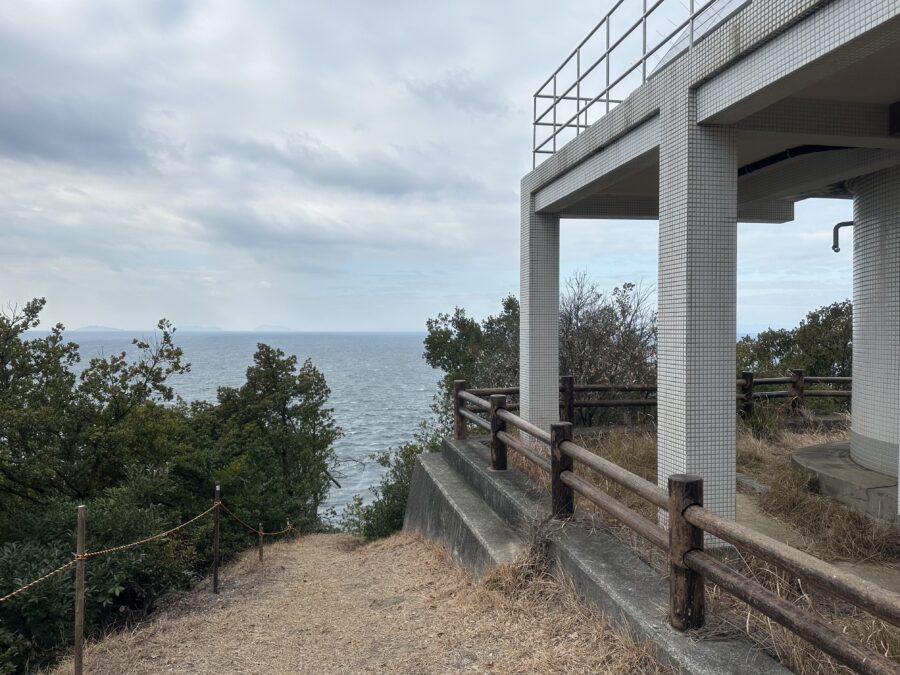 三崎灯台の左側には岬の先端に行ける道があります