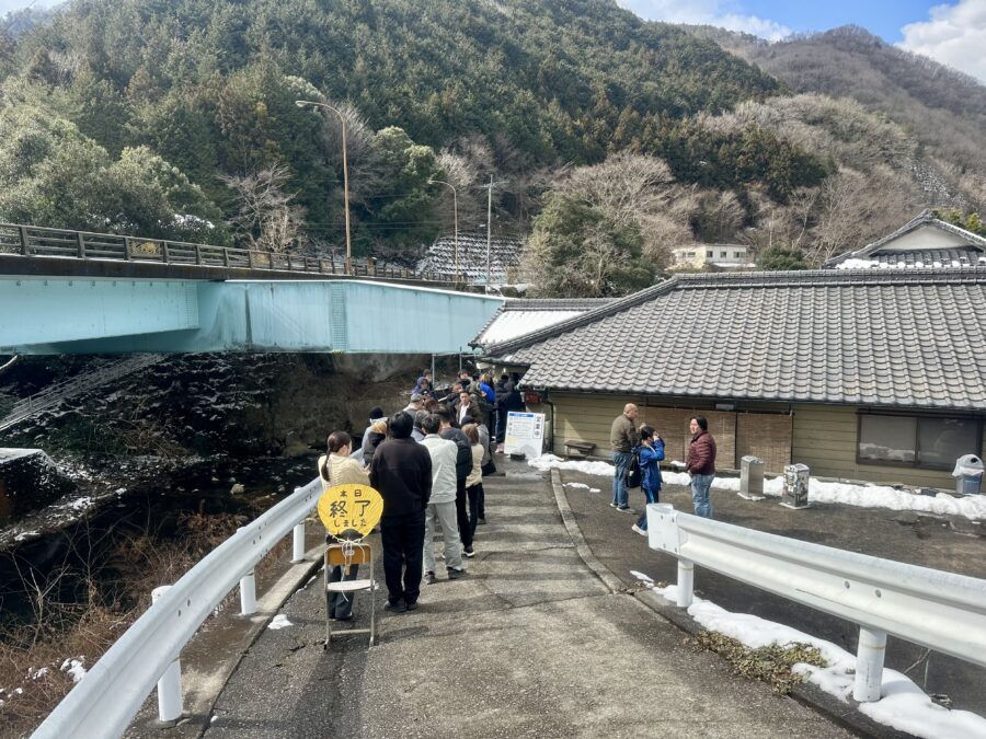 あれっ！何やら黄色い看板が...。