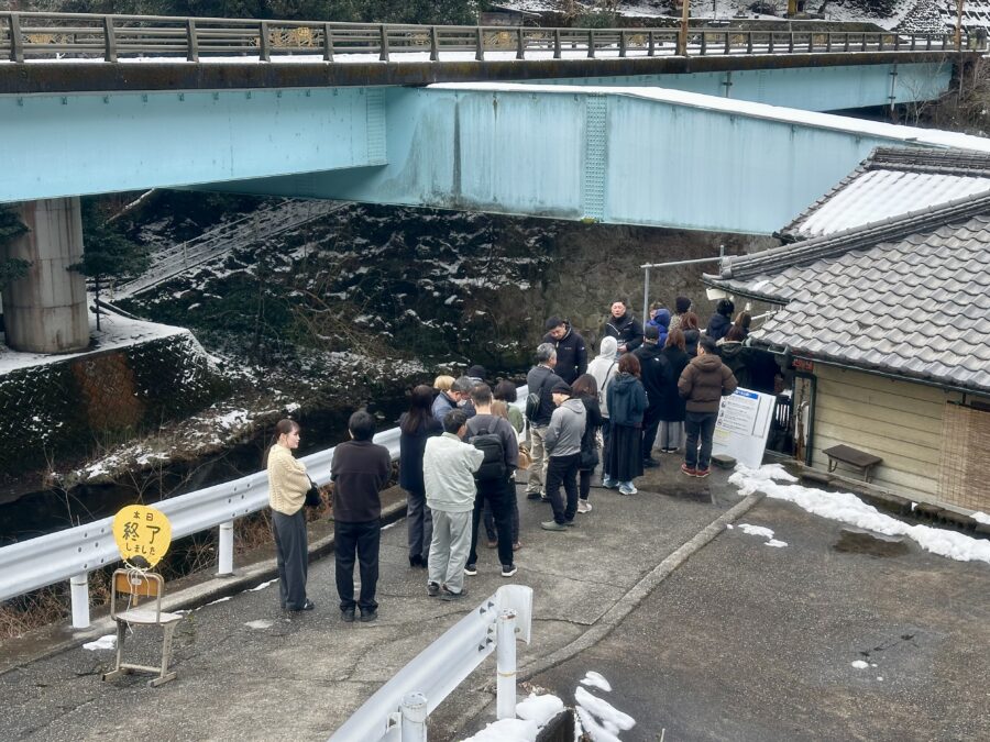 うどんが確約された幸せそうな人々...。