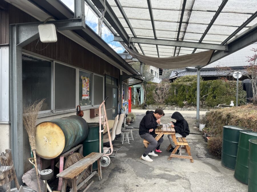 ちなみにお店の外にもテーブルがあります。