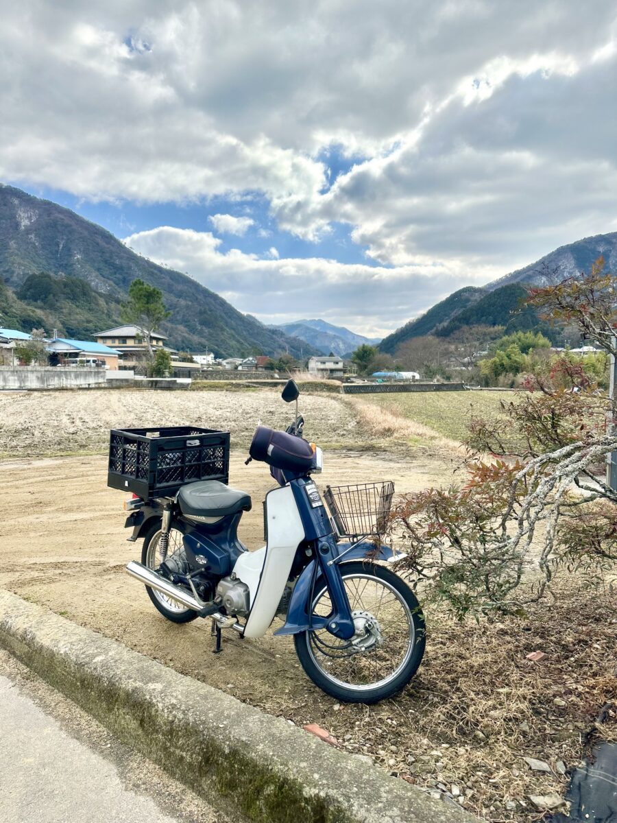 愛車スーパーカブは駐車場の片隅に駐めさせていただきました。