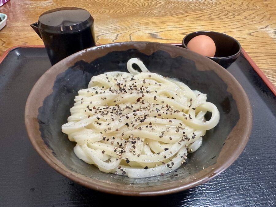 黒胡椒と白い麺のコントラストが美しいッ！